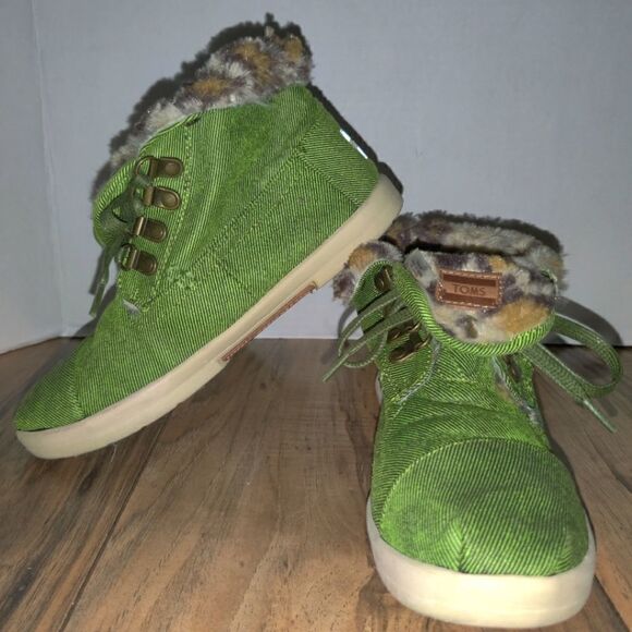Toms One for One Green Canvas Bootie With Leopard Print Inside Size: 5 - Picture 3 of 8